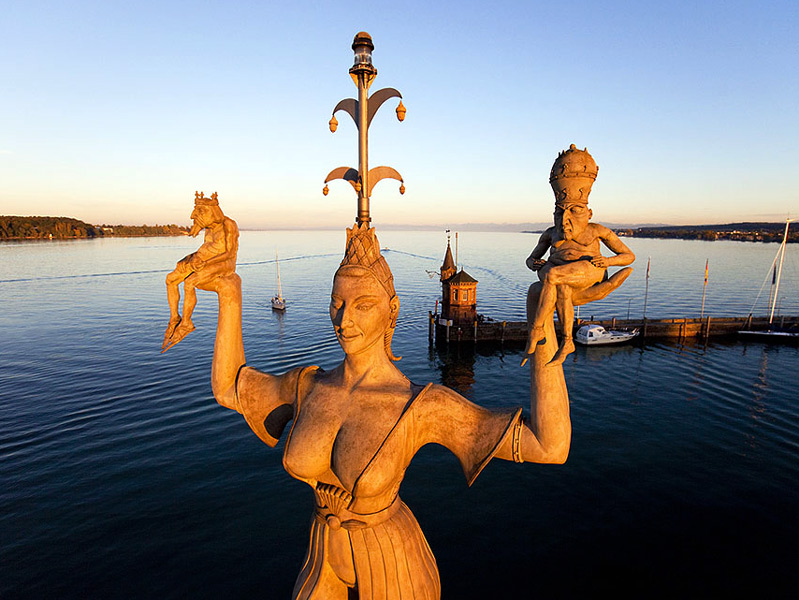 Skulptur von Peter Lenk: Imperia im Hafen von Konstanz am Bodensee
